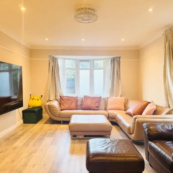 Modern 4BR House with Parking, 8 Mins to Gatwick Airport，位于克劳利的酒店