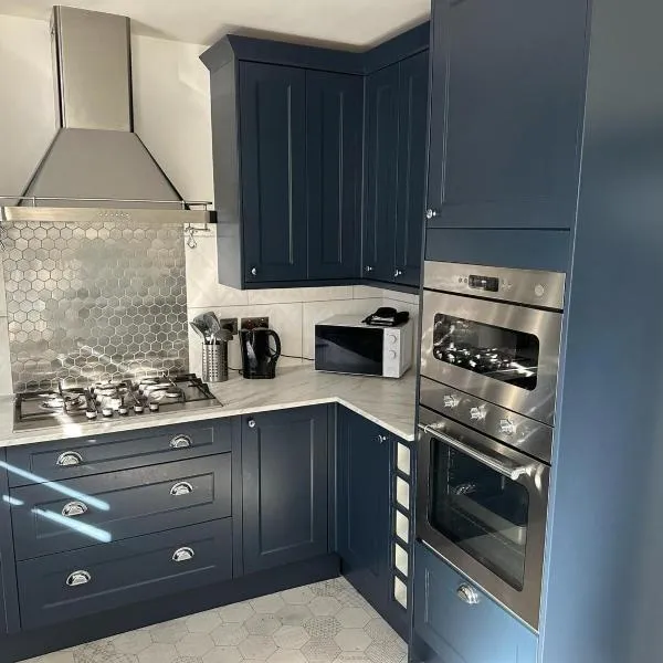 3 bedroom house in Kirkaldy, Fife，位于法夫的酒店