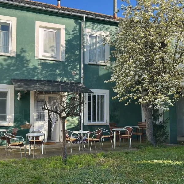 La Casa Verde Albergue - Solo Peregrinos，位于圣马丁德尔卡米诺的酒店