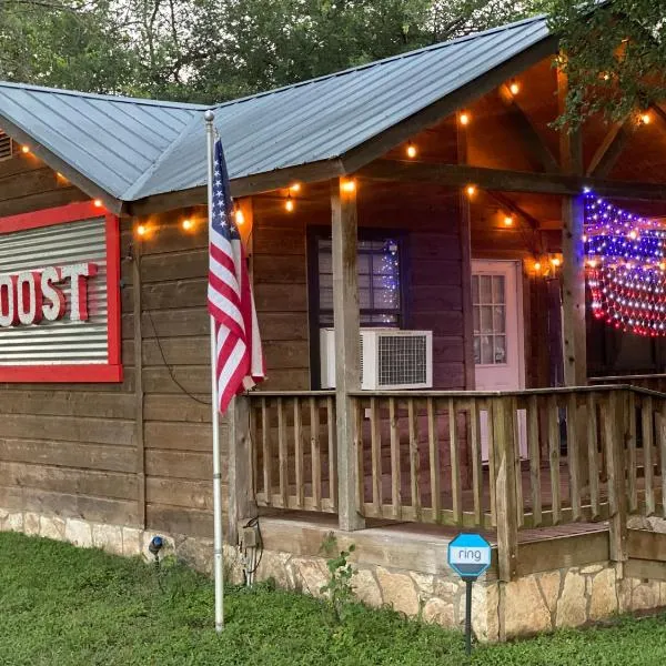 Cabin 3 The Roost Cabins，位于Lakehills的酒店