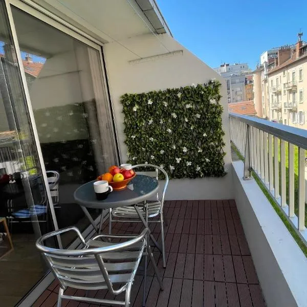 Studio plein centre, calme, parking inclus, piscine et gardien，位于格勒诺布尔的酒店