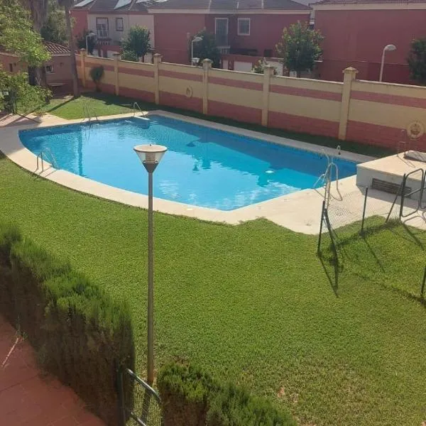 Apartamento con piscina Bormujos，位于博尔穆霍斯的酒店