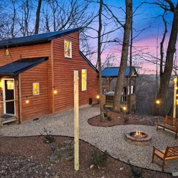 Hot tub, fireplace, fire pit, pool table, grill, EV, pets, HOA lake，位于Amanda的酒店