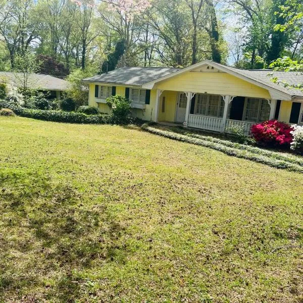 Spacious ranch home near Stone Mountain，位于石头山的酒店