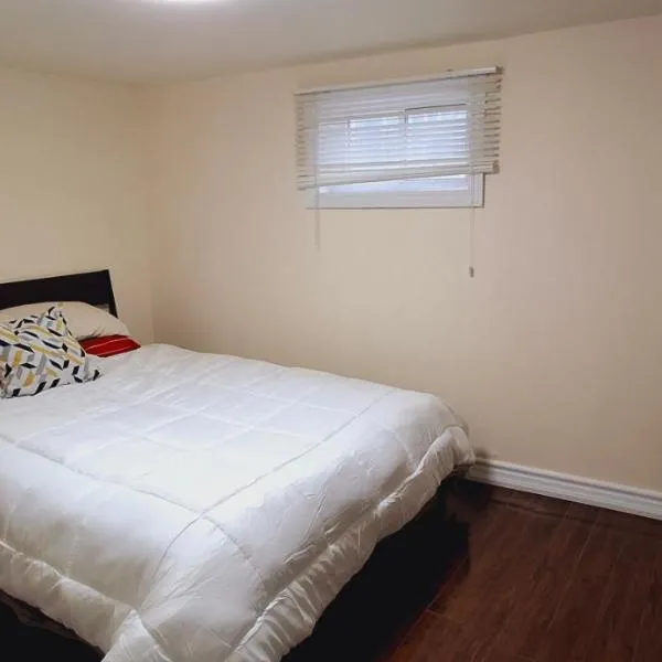 Beautiful Newly Renovated 2-Bedroom Basement，位于奥罗拉的酒店