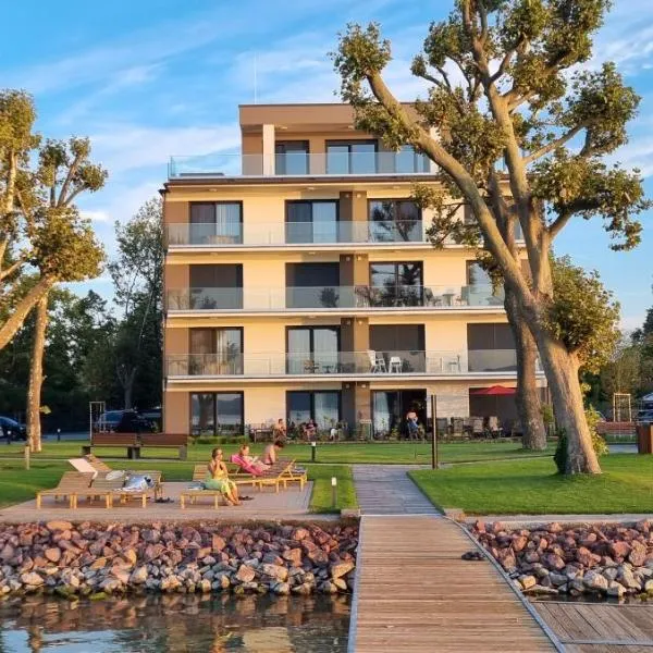 Platán Experience Apartman with lakeview，位于巴拉顿博格拉尔的酒店