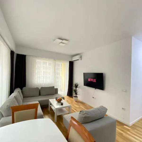 Royal Apartment-FamilyHaven,Park,Modern and Luxury，位于Železara的酒店