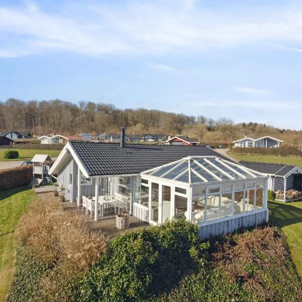 Lovely Summer House With Sea View，位于Sjølund的酒店