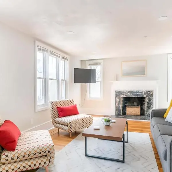 Jennifer's Cozy Apt Walk to Brown In Unit Laundry，位于普罗维登斯的酒店