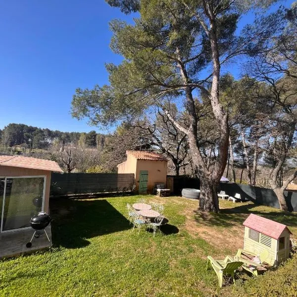 Maison provençale au calme de la campagne avec Jacuzzi，位于普罗旺斯艾克斯的酒店