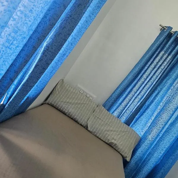 LMR's Budget only Bachelor's Hostel，位于德里久尔的酒店