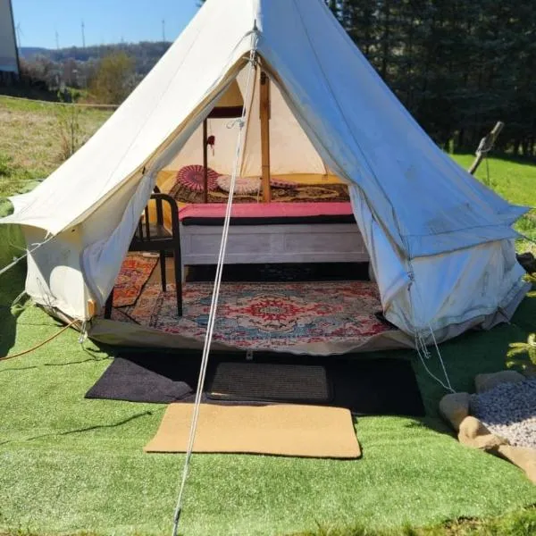 Beheiztes Tipi Zelt Luftbett Camping Winter Schlüchtern Hessen Main-Kinzig，位于施吕希滕的酒店