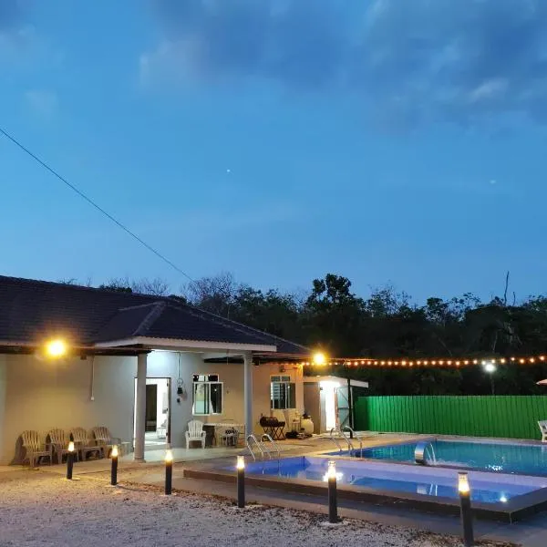 Kvaloya Homestay Private Swimming Pool，位于Kampung Gurun的酒店