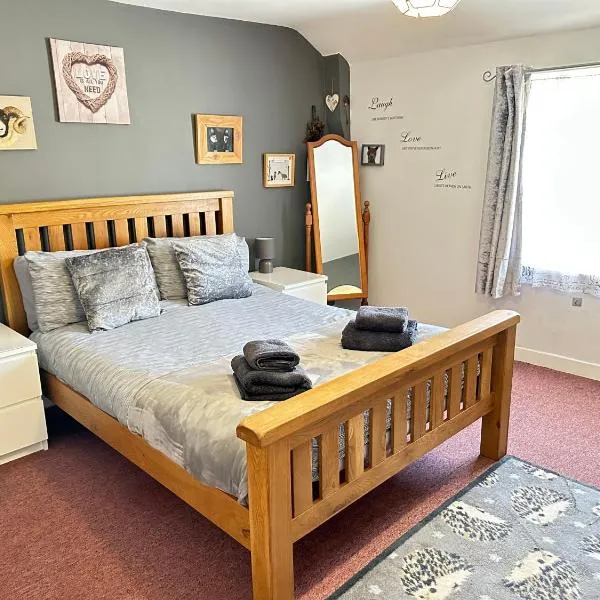 Llanidloes Townhouse-pet-friendly-sleeps 6-Mid Wales，位于拉尼德洛伊斯的酒店
