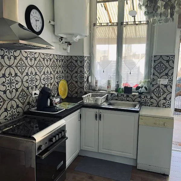 Appartement avec terrasse privative，位于Celles-sur-Plaine的酒店