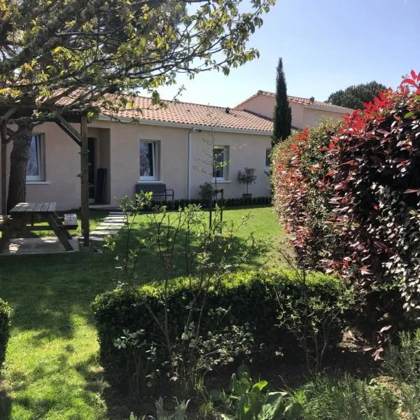 Chambre d'Hôtes Les Bacquerins，位于Sainte-Hélène的酒店