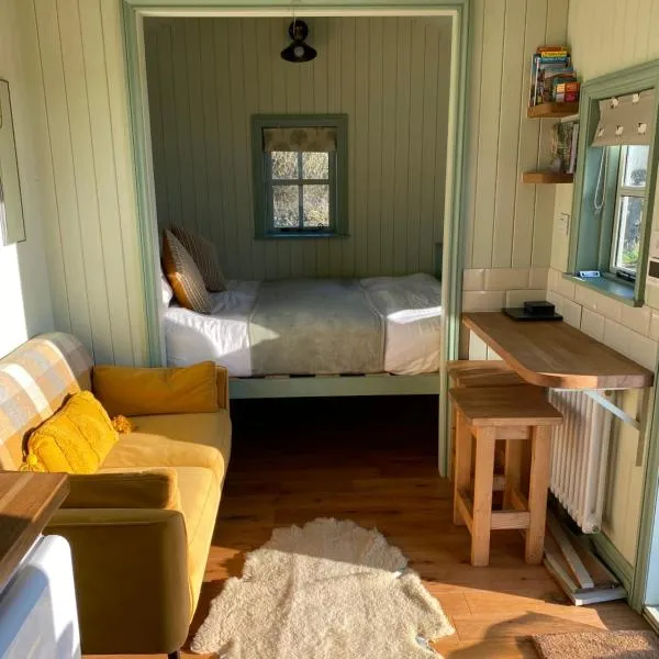 Sunset Snug Shepherd hut，位于彭里斯的酒店
