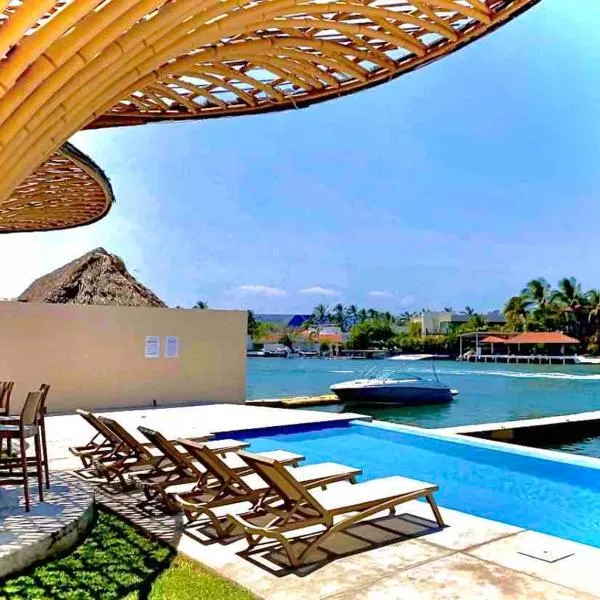 Departamento para 6 vista al mar con alberca y embarcadero，位于Conchal的酒店