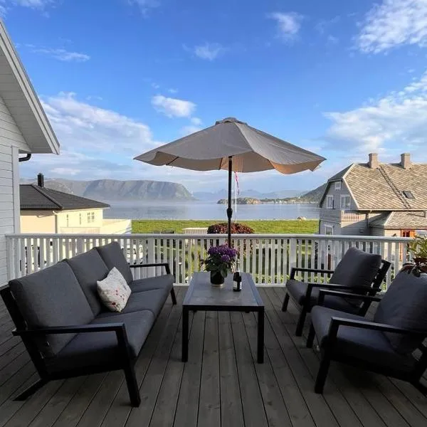 Cozy house with sea view，位于Havsteinen的酒店