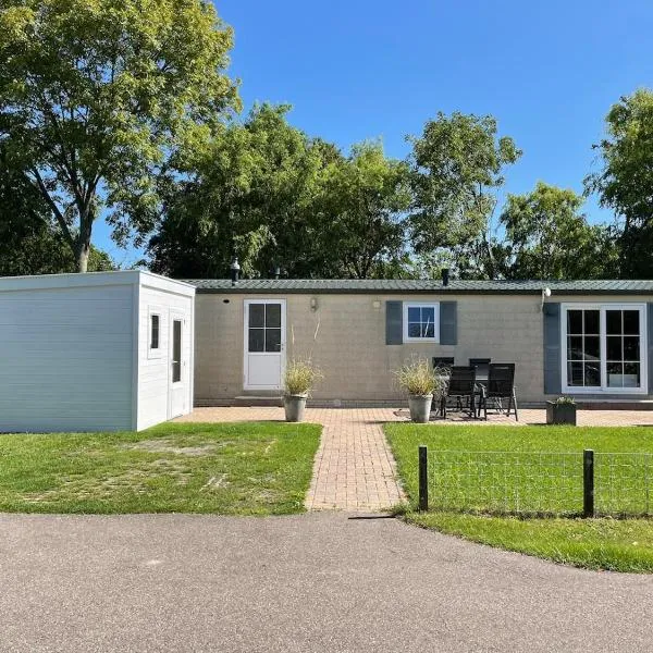 Cozy chalet near beach, dune and forest，位于Goedereede的酒店