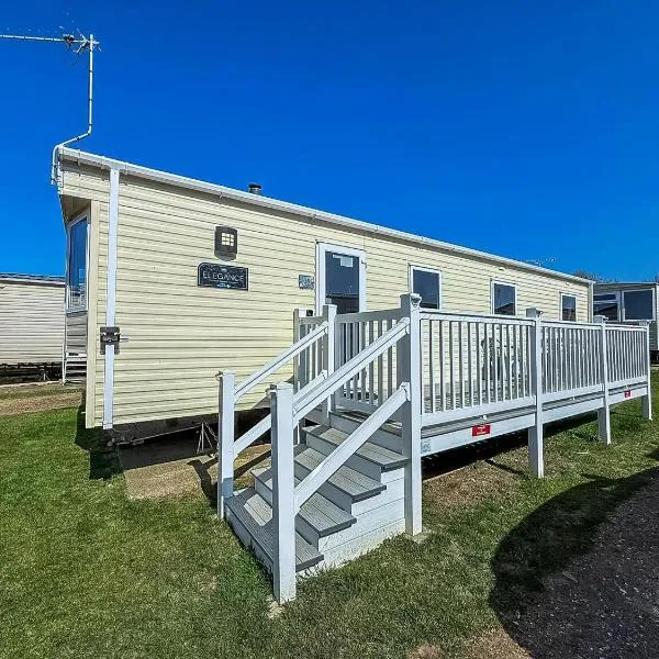 Lovely 8 Berth Caravan At Manor Park, Near Hunstanton Beach Ref 23039S，位于亨斯坦顿的酒店