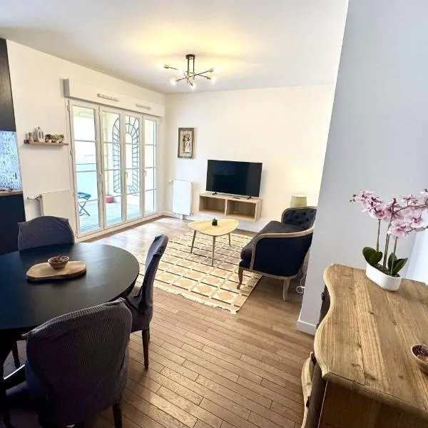 Charming 3BR Apartment with Loggia close to Paris，位于勒普莱西罗班松的酒店