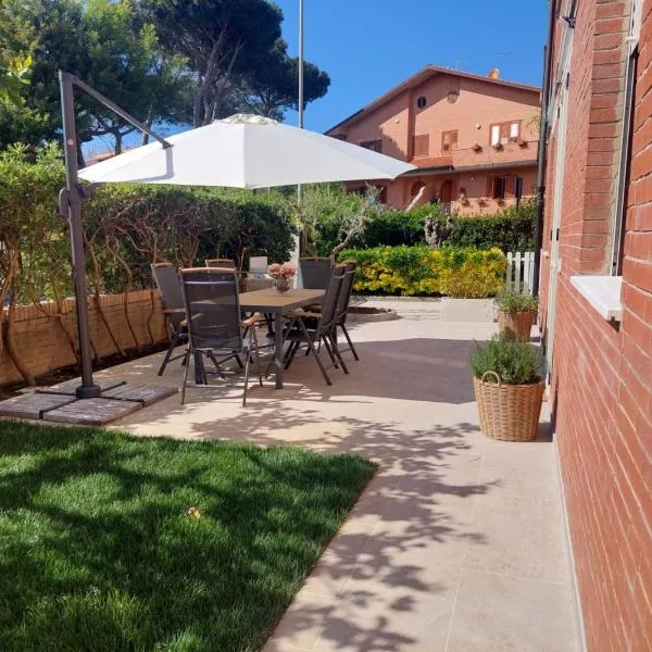 CASA del SOLE APARTMENTS with garden，位于马里纳·迪·比萨的酒店