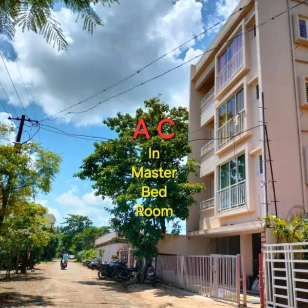 The Peace Home SRUSHTI AC for Master Bedroom，位于戈尔哈布尔的酒店