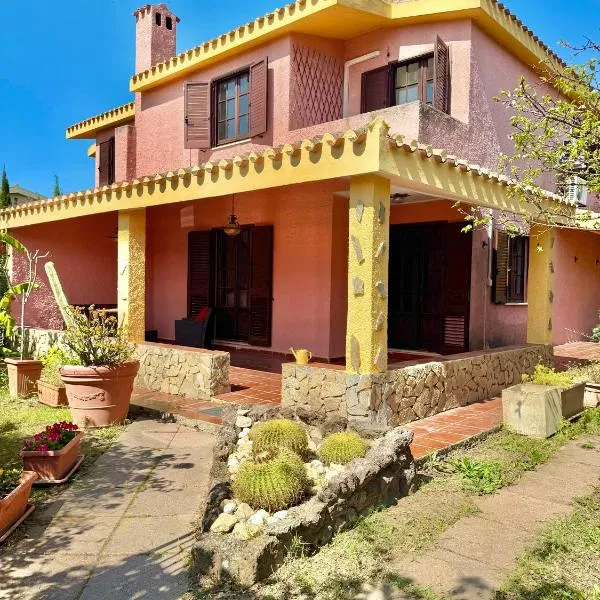 Lovely home 5 min walk to the beach, 3 bedrooms ample outdoor relax and WIFI，位于圣卢里亚的酒店