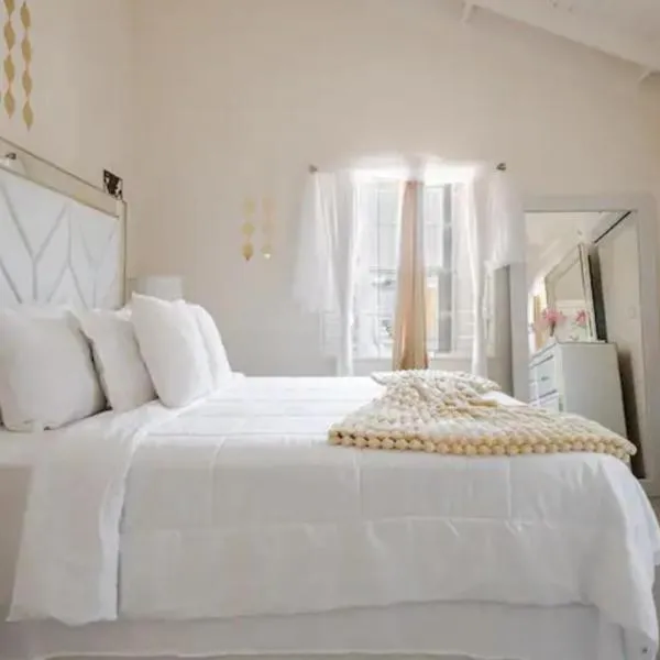 Barefoot Bliss Short Term Rental with pool in Colbeck Manor，位于Claremont的酒店