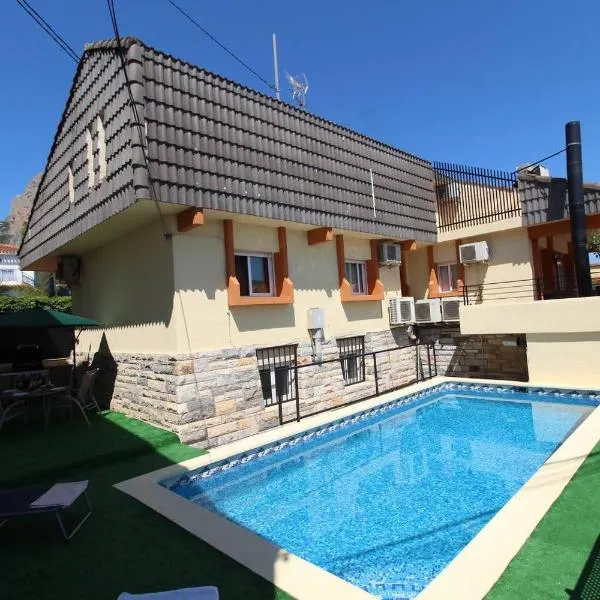 Chalet con piscina y barbacoa，位于波洛普的酒店