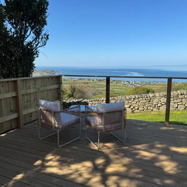 coastal view shepherds hut with hot tub，位于Llanfair的酒店
