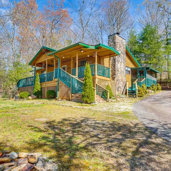 Murphy Cabin with Deck, Grill and Private Pond!，位于墨菲的酒店