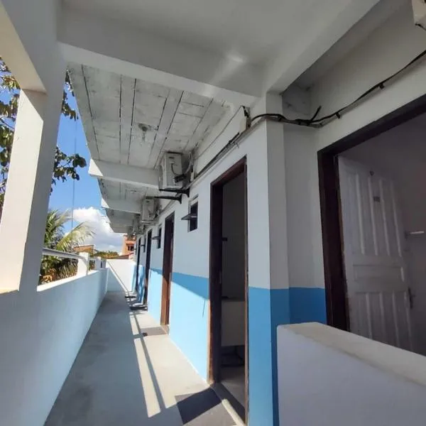 Quarto1 triplo Pousada piscina Praia de Cabuçu BA，位于Saubara的酒店