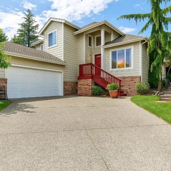 Entire house with Four Bedrooms, Hot Tub, BBQ, Private Backyard, FREE WiFi and Parking, near Seattle, EV，位于林伍德的酒店