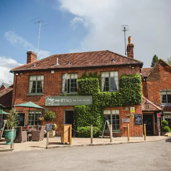 The Stag on the River，位于戈德尔明的酒店