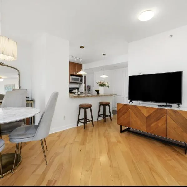 Lovely One-Bedroom Apartment with Pool, Hot Tub, and Gym in the Heart of Downtown, skytrain 3min away，位于温哥华的酒店