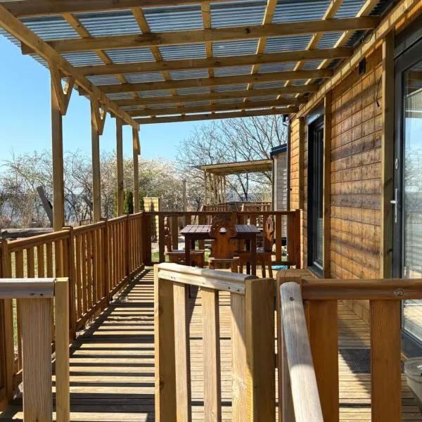 sunset cabin on the beach，位于Wapnica的酒店