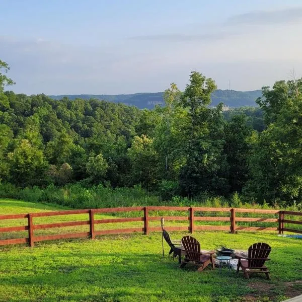 GREAT Little Guest Suite with Private Entry & Deck! Pet Friendly & 30 Mins to Nashville!，位于Ashland City的酒店