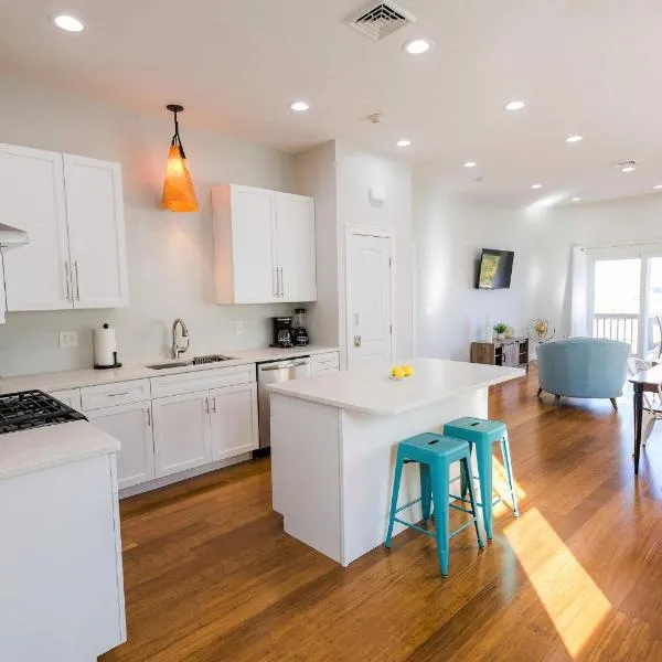 Jennifers Penthouse Panoramic City View Apartment with Deck，位于普罗维登斯的酒店