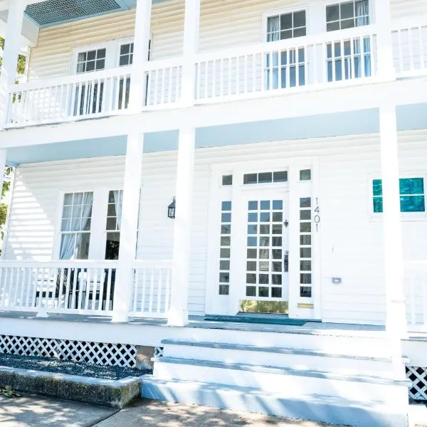 White Magnolia Galveston - Walk to Beach, Strand, Cruise, Pleasure Pier，位于加尔维斯敦的酒店