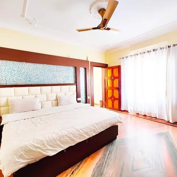 A Premium Hotel Kavyansh Near Bypass Road - Hygiene & Spacious Room - BEST HOTEL IN BHIMTAL，位于比姆塔尔的酒店