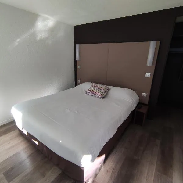 萨尔特河畔萨布莱崴昂钟楼酒店，位于萨尔特河畔萨布雷的酒店