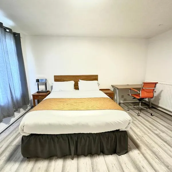 Modern Stylish 4Bed 2 Bath in Pitsea, Basildon Essex 2 Free Carpark，位于Nevendon的酒店