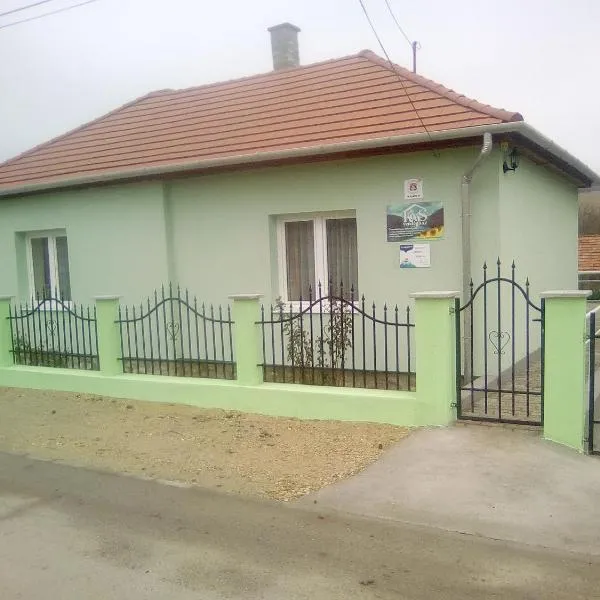 KOÓS VENDÉGHÁZ，位于Uppony的酒店