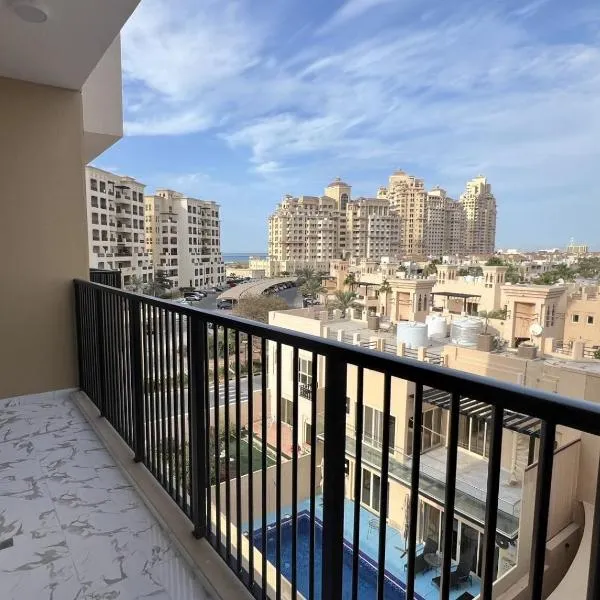 Elegant One-bedroom apartment in Marina Al Hamrah village，位于拉斯阿尔卡麦的酒店