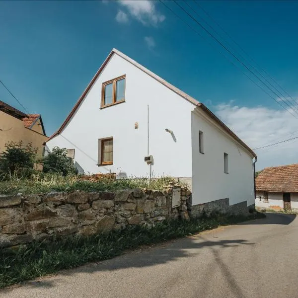 Chalupa Ve Stráních Deštná，位于因德日赫城堡的酒店