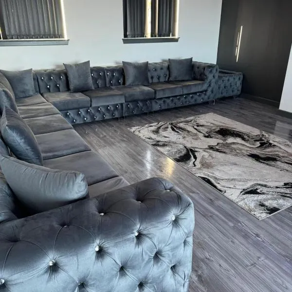 Waterfront luxury apartment，位于Kinghorn的酒店