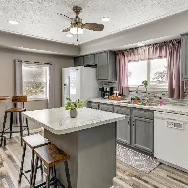 Charming Curtis House Large Deck with Lake View!，位于Curtis的酒店