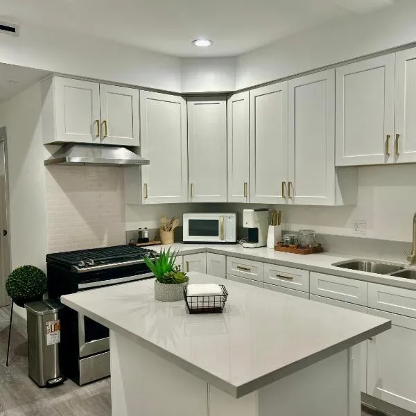 Newly Built Stylish Modern 2B In LA，位于North Sherman Way的酒店